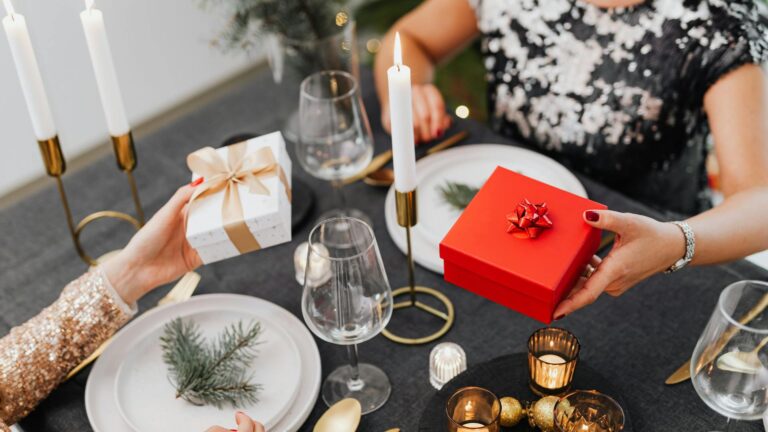 Quoi offrir quand on est invité à manger : comment choisir le bon cadeau ?