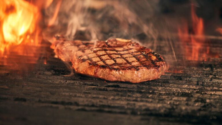Côte de bœuf de 2 kg au barbecue : quel temps de cuisson prévoir ?