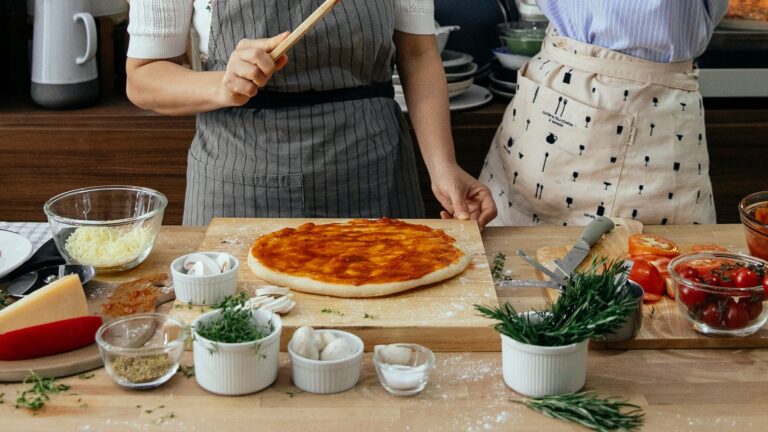 Recette de pizza maison avec pâte toute prête, base crème fraîche