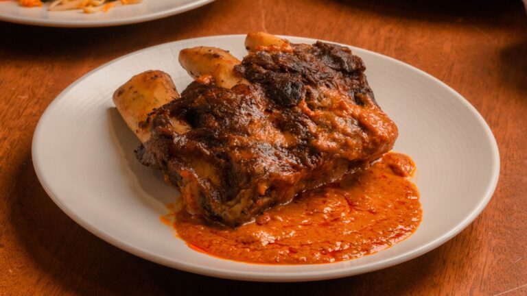 Délicieux travers de porc au miel et à la sauce soja au four