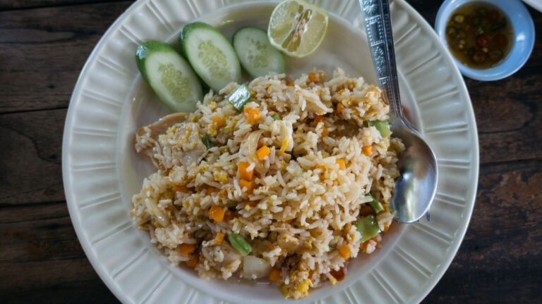 Découvrez le khao pad : la recette traditionnelle du riz sauté thaïlandais